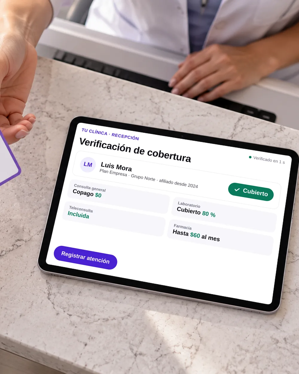 Tablet en la recepción de una clínica con la cobertura de un afiliado verificada en un segundo